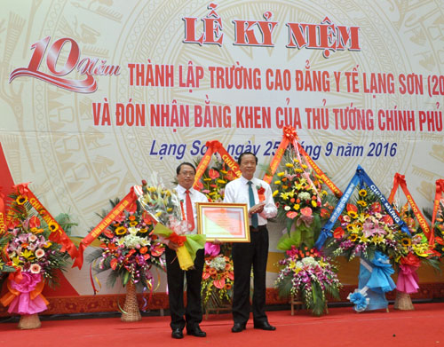 Thừa ủy quyền của Thủ tướng Chính phủ, Chủ tịch UBND tỉnh trao Bằng khen của  Thủ tưởng Chính phủ cho nhà trường.