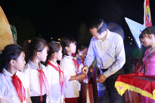 Đồng chí Phạm Ngọc Thưởng, Phó Bí thư Tỉnh ủy, Chủ tịch UBND trao quà cho các em nhỏ tiêu biểu có hoàn cảnh đặc biệt khó khăn