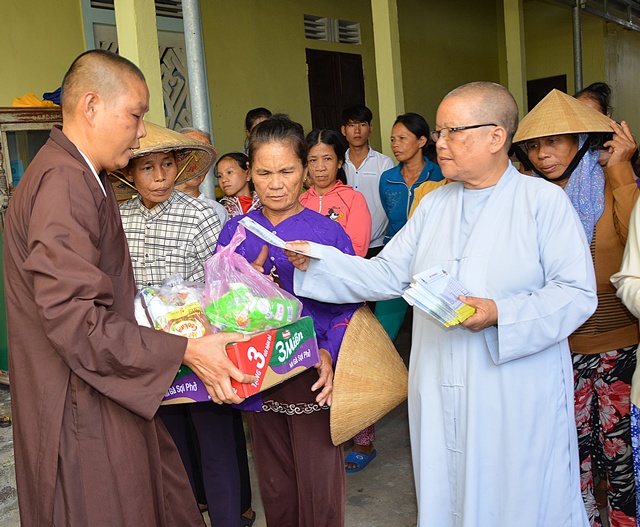 Đà Nẵng: Phật tử chùa Bàu Sen tặng quà đồng bào vùng Lũ Hải Lăng, Quảng Trị