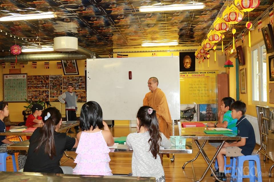 Lớp tiếng Việt tại chùa cho con em kiều bào