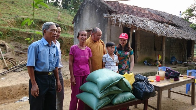 Đoàn trao quà và gửi gắm niềm tin cháu Trúc sẽ nỗ lực học tốt từ sự quan tâm của cộng đồng