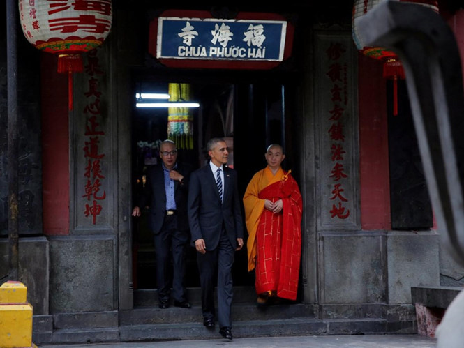 Tổng thống Mỹ Barack Obama tại chùa Ngọc Hoàng, TP.HCM chiều ngày 24.5. Ảnh Reuters.