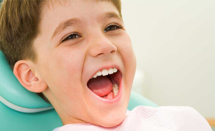 Có một số cách giúp làm trắng răng một cách tự nhiên mà không gây hư hại đến men răng hay nướu răng