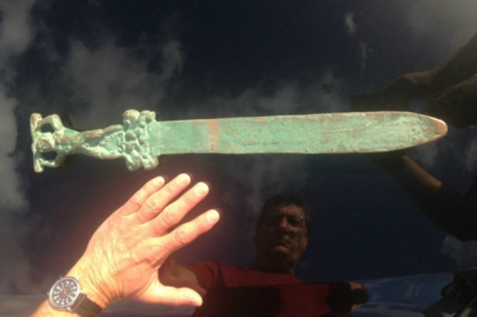 Một thanh gươm được cho là của người La Mã tìm thấy trên một xác tàu đắm ngoài khơi đảo Oak – củng cố giả thuyết người La Mã đã đến châu Mỹ 1.000 năm trước Christopher Columbus (InvestigatingHistory.org)