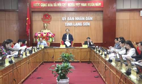 Đồng chí Chủ tịch UBND tỉnh chỉ đạo phiên họp