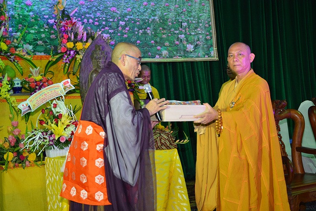 TT.Huệ Vinh đón nhận quà tặng từ đoàn Phật tử Nhật