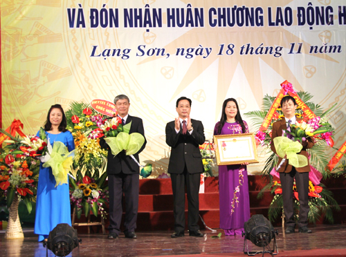 Thừa ủy quyền của Chủ tịch nước, đồng chí Phó Bí thư Thường trực Tỉnh ủy (đứng giữa) đã trao Huân chương Lao động hạng Nhì cho Ủy ban MTTQ tỉnh Lạng Sơn