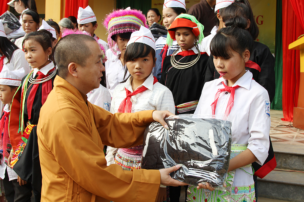 BTS GHPGVN tỉnh Tuyên Quang, Hà Giang tặng quà từ thiện