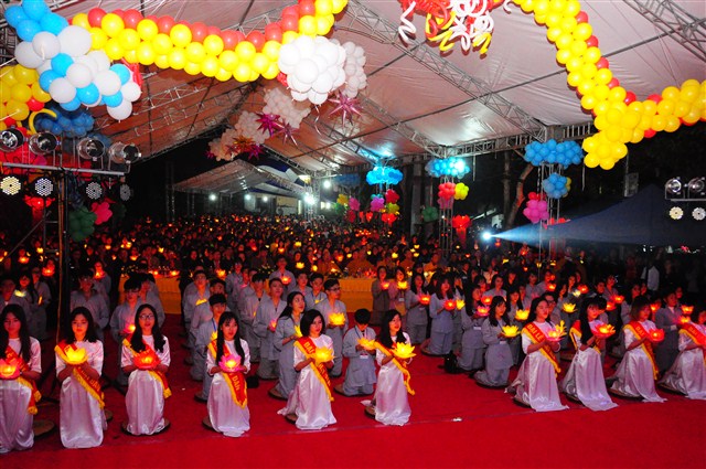 Hải Phòng: Lung linh đêm hoa đăng vía Phật A Di Đà tại chùa Hang