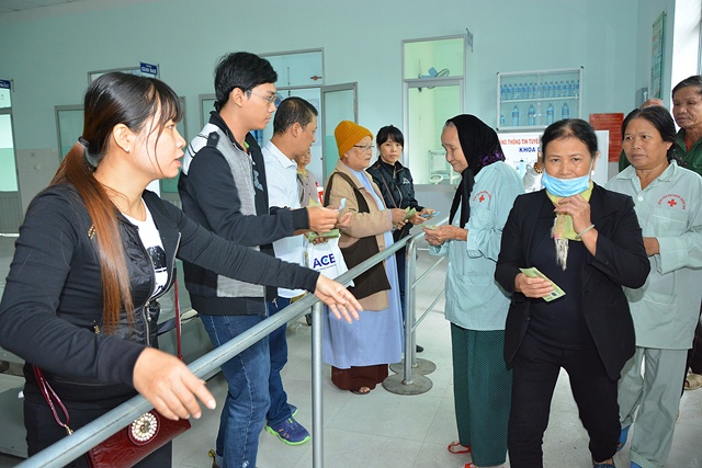 Quảng Nam: Phật tử Chùa Bàu Sen tạng quà bệnh nhân hiểm nghèo Bệnh viện khu vực phía Bắc