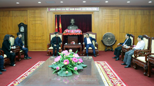 Bí thư Tỉnh ủy Lạng Sơn Trần Sỹ Thanh (phải) tiếp xã giao Chủ tịch Tập đoàn Đầu tư Đài Loan Nghiêm Công Hạo