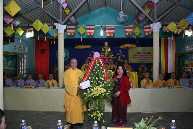 ĐĐ.Thích Tâm Phương nhận hoa chúc mừng của chính quyền huyện