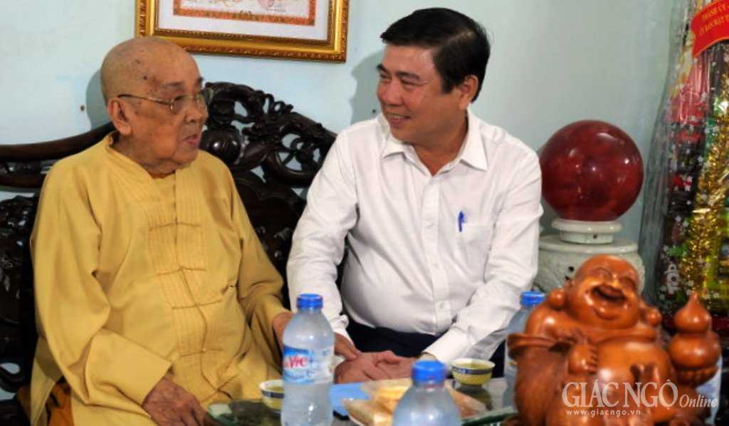 Ông Nguyễn Thành Phong - Chủ tịch UBND TP thăm Hòa thượng Thích Hiển Tu - Ảnh: Vũ Thủy
