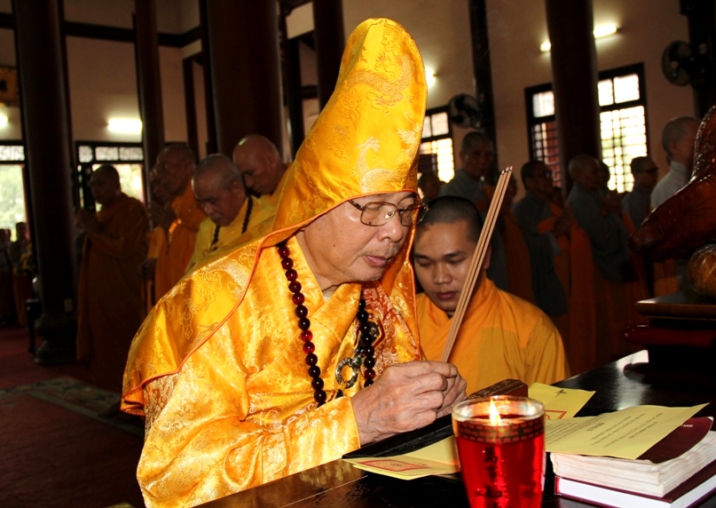 Hòa thượng Phó Pháp chủ niệm hương