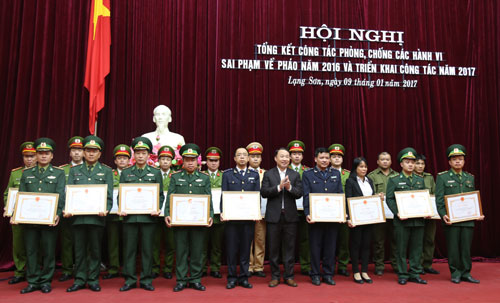 Đồng chí Nguyễn Công Trưởng, Phó Chủ tịch UBND  tỉnh trao bằng khen cho các cá nhân, tập thể có thành tích trong công tác phòng, chống các hành vi sai phạm về pháo