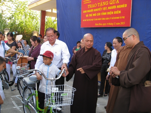 Trao quà và xe đạp cho trẻ mồ côi tỉnh Điện Biên