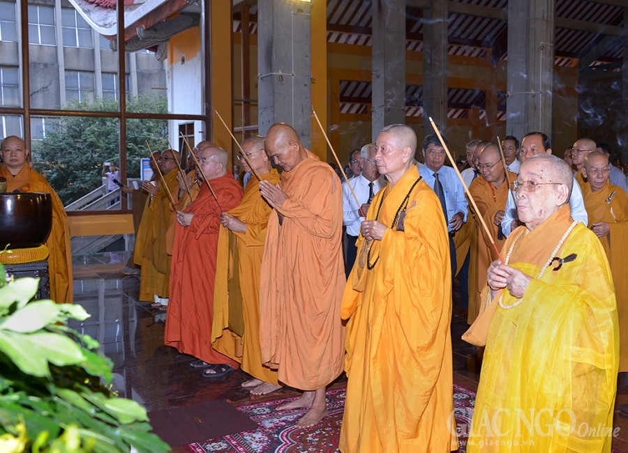 Chư tôn giáo phẩm niêm hương Tam bảo tại chánh điện Việt Nam Quốc Tự