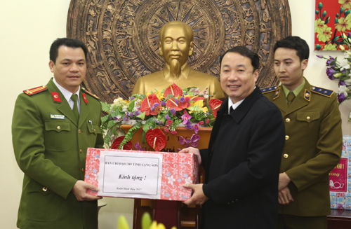 Đồng chí Nguyễn Công Trưởng, Phó Chủ tịch UBND tỉnh tặng quà Công an huyện Cao Lộc
