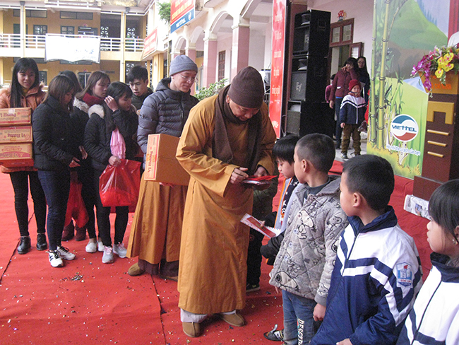 Ban Trị sự Phật giáo tỉnh tặng quà Tết cho các em học sinh có hoàn cảnh khó khăn