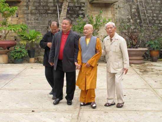 Ông Lê Phước Vũ trong lần thăm và vấn an sức khỏe Hòa thượng Thích Pháp Chiếu, Trưởng Ban Trị sự Tỉnh hội Phật giáo Lâm Đồng.