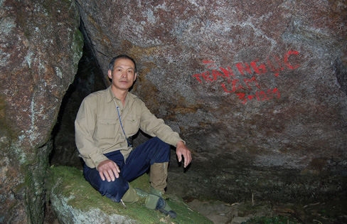 Ông Trần Ngọc Lâm trong hang đá ở độ cao 2.900m, gần đỉnh Fansiapn
