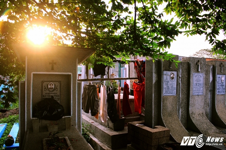Nghĩa trang Bình Hưng Hòa lại trở thành nơi ăn chốn ở, thành nhà  của mẹ con bà Thủy.