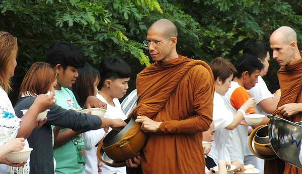 Sư Ajahn Siripanno khất thực độ nhật theo truyền thống Phật giáo Nam tông