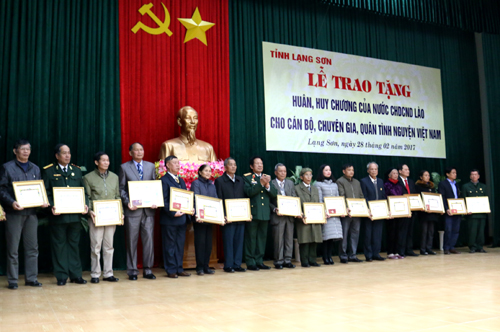 Trao tặng Huân, Huy chương của Nhà nước Lào cho cán bộ, chuyên gia, quân tình nguyện Việt Nam