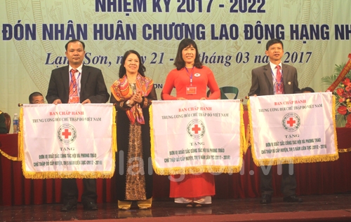 Đồng chí Nguyễn Thị Xuân Thu, Chủ tịch Hội CTĐ Việt Nam tặng cờ thi đua của BCH Trung ương Hội CTĐ cho các tập thể đạt thành tích xuất sắc trong nhiệm kỳ 2011- 2017
