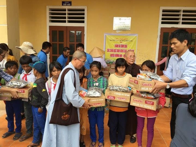 Chùa Phổ Hiền tặng giếng khoan cho học sinh miền núi Quảng Trị