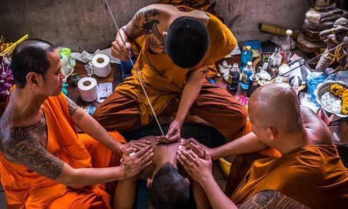 Rất nhiều Phật tử đã đến đền thờ Wat Bang Phra nằm cách trung tâm Bangkok, 40 phút đi xe về phía Tây để được các nhà sư Thái Lan xăm hình cho.