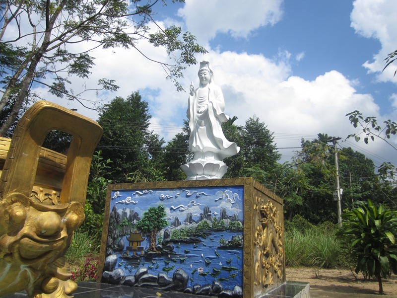 Tư gia Phật tử Chúc Lực ở Nông Sơn (Quảng Nam) thờ tôn tượng Bồ-tát Quán Thế Âm - Ảnh minh họa của L.Đ.L