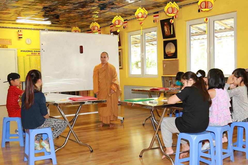 Lớp học tiếng Việt cho con em kiều bào ở chùa Đại Bi Tâm (Thụy Điển) - Ảnh: Giác Nhường