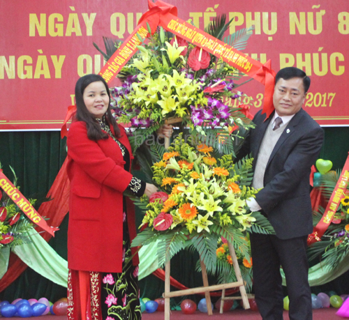 Đồng chí Hồ Tiến Thiệu, Phó Chủ tịch UBND tỉnh, Trưởng ban Chỉ đạo công tác gia đình tỉnh tặng hoa cho đại diện chị em phụ nữ huyện Văn Lãng
