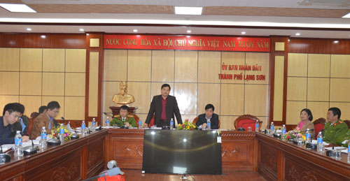 Đồng chí Bùi Văn Côi - Chủ tịch UBND thành phố Lạng Sơn phát biểu tại cuộc họp