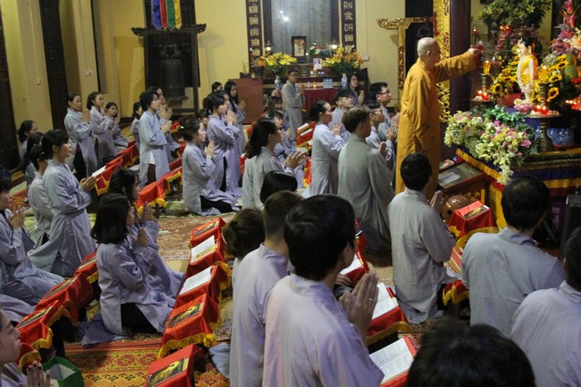 HT.Thích Thanh Hưng chủ trì khóa lễ kính mừng Phật đản của CLB TTN Phật tử chùa Quán Sứ