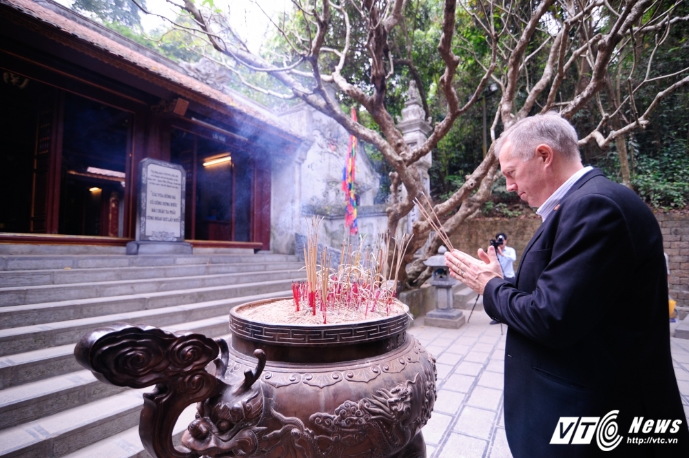 Đại sứ Mỹ Ted Osius đạp xe thăm và dâng hương Đền Hùng trước ngày Giỗ tổ