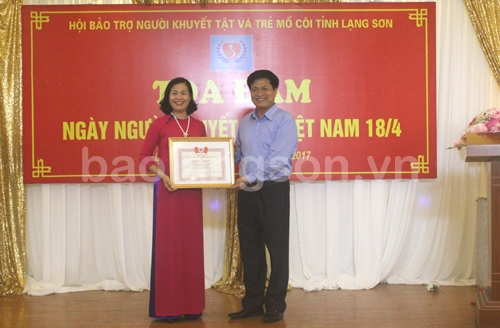 Đồng chí Tô Hùng Khoa, Phó Chủ tịch HĐND tỉnh, Chủ tịch danh dự Hội Bảo trợ NKT&TMC tỉnh trao bằng khen của Trung ương Hội cho tập thể có thành tích xuất sắc trong hoạt động bảo trợ NKT&TMC năm 2016