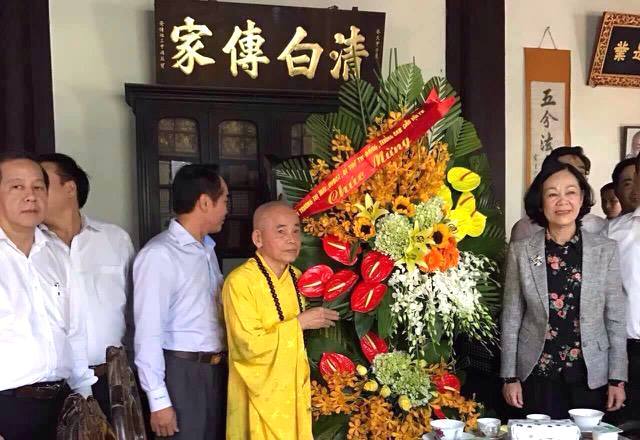 HT.Thích Đức Thanh nhận hoa chúc mừng của bà Trương Thị Mai