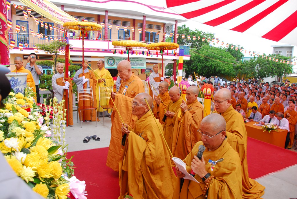 Chư tôn đức niêm hương tại lễ đài Phật đản chùa Long Hoa năm 2016