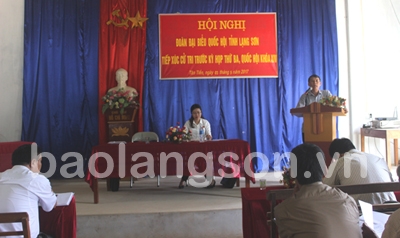 Ông Dương xuân hòa, phó trưởng đoàn đại biểu quốc hội tỉnh phát biểu tại buổi tiếp xúc cử tri