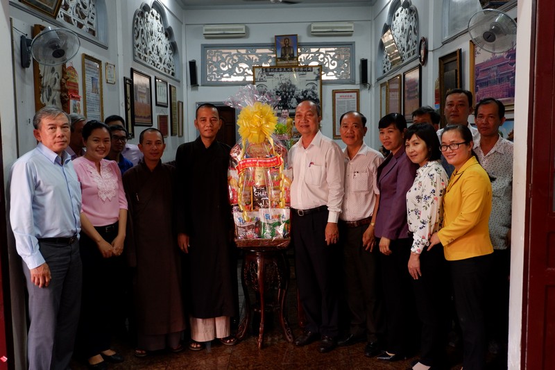 Đoàn tặng quà chúc mừng Phật đản tới chư tôn đức chùa Phổ Quang