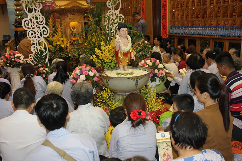 Phật tử thành kính tụng kinh mừng Khánh đản tại chùa Thiện Mỹ