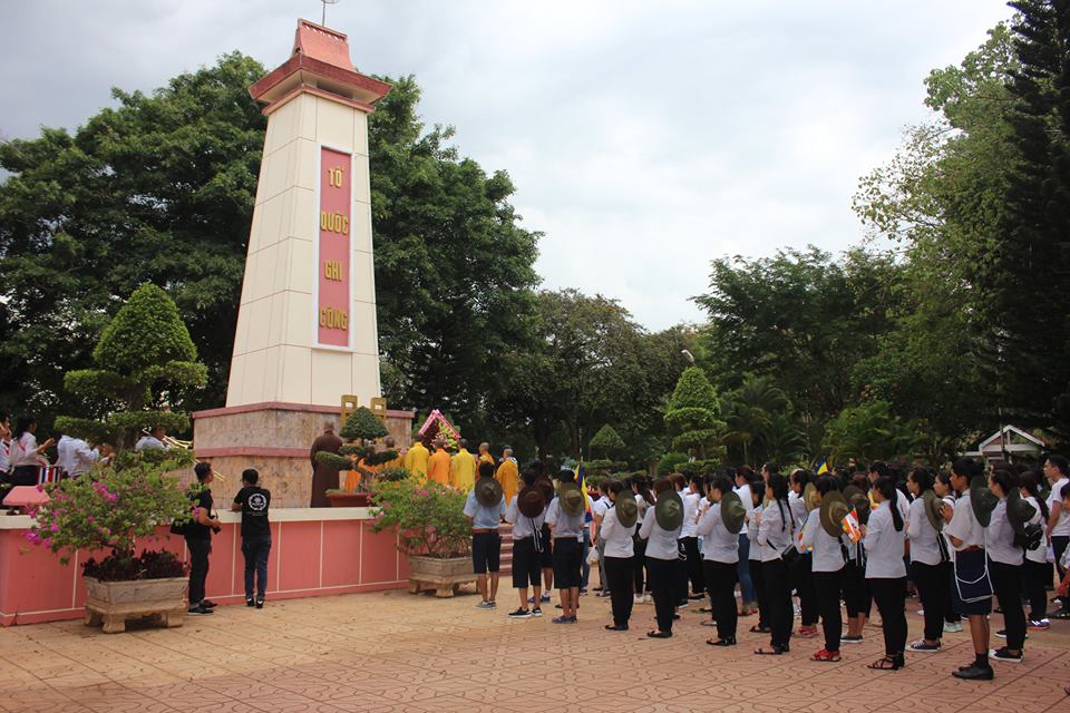 Đặt vòng hoa, tưởng niệm anh hùng liệt sĩ trong tinh thần tri ân - báo ân của người học Phật