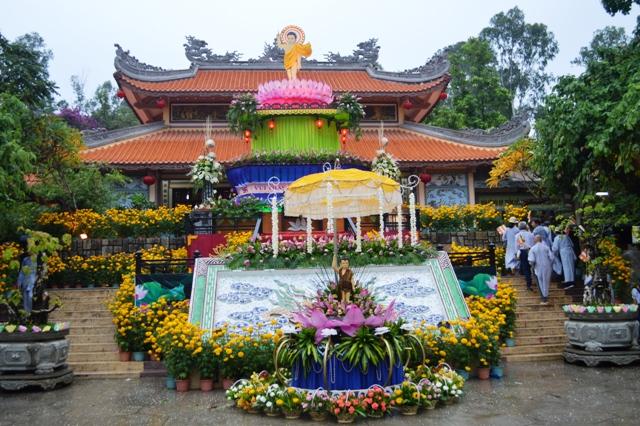 Lễ đài Phật đản tại chùa Long Sơn