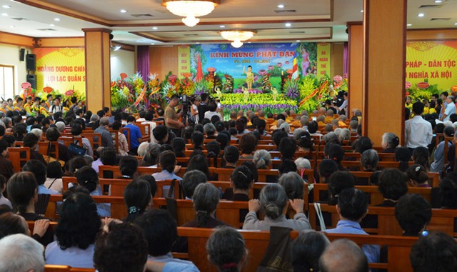 Buổi lễ diễn ra trong hội trường chùa Quán Sứ, Hà Nội