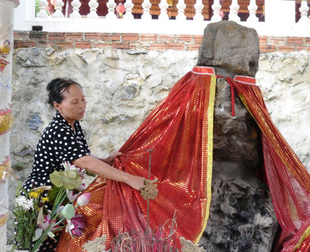 Bà Lê Thị Anh, và bức tượng đá ở đền Ông