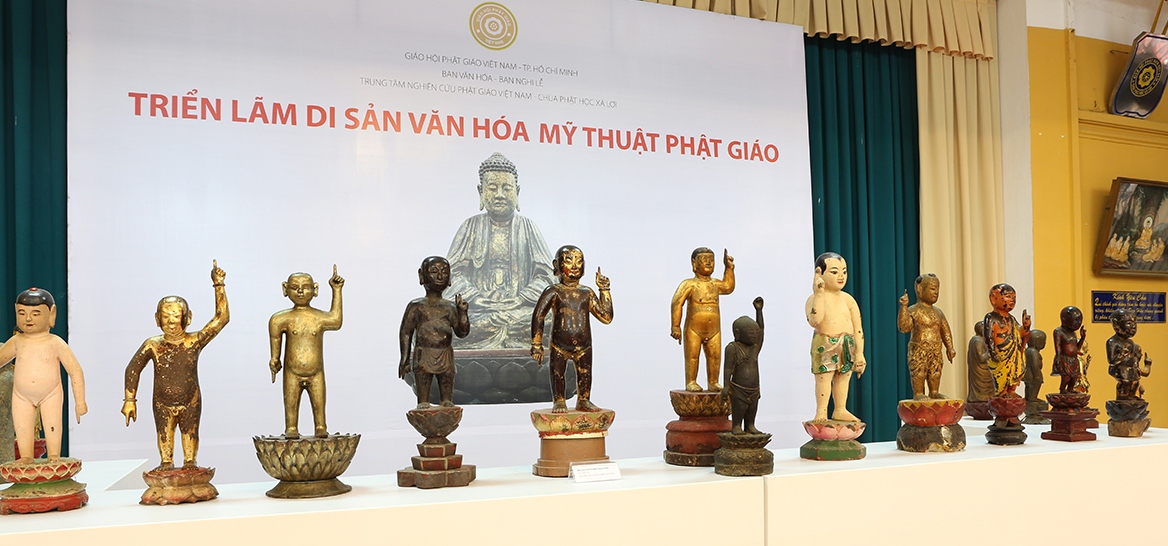 Bộ tượng Phật đản sinh được chế tác qua các thời kỳ với tư thế tay khác nhau (trong ảnh, một số tượng Phật sơ sinh trưng bày trong Triển lãm Di sản văn hóa mỹ thuật Phật giáo tại TP.HCM, tháng 5-2013) - Ảnh: Trần Nguyên Hải