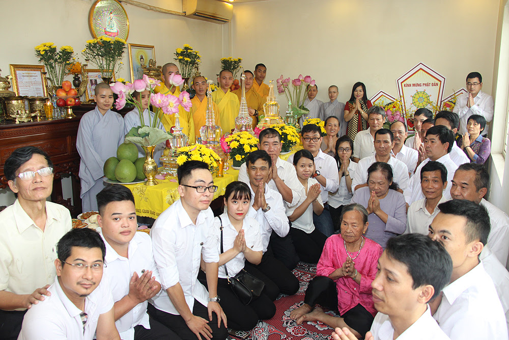 Chụp hình sau khóa lễ kính mừng Phật đản PL.2561