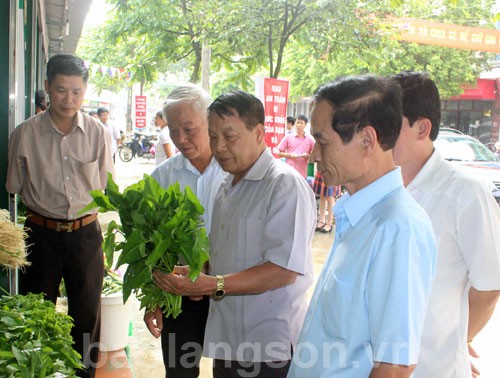 Đoàn giám sát đã đến thăm, kiểm tra cửa hàng bán rau an toàn tại chợ Bờ Sông, thành phố Lạng Sơn